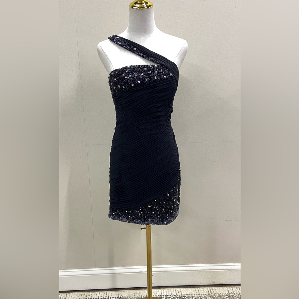 NWT Tony Bowls Short Dress. Size 4